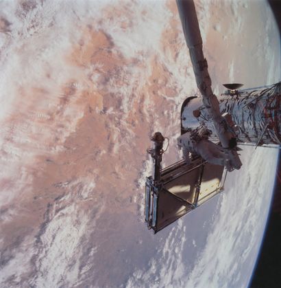 null Nasa. Mission de la navette spatiale Columbia (STS-109). Accroché à l'extrêmité...