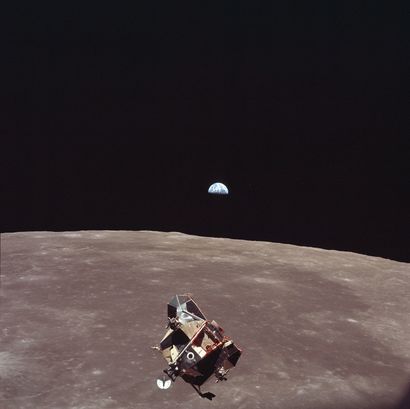 null NASA. GRAND FORMAT. Photographie historique de la mission APOLLO 11 avec l'observation...