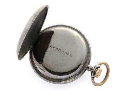 OMEGA/Labrador Montre chronographe de poche en acier noirci à mouvement mécanique.
•...