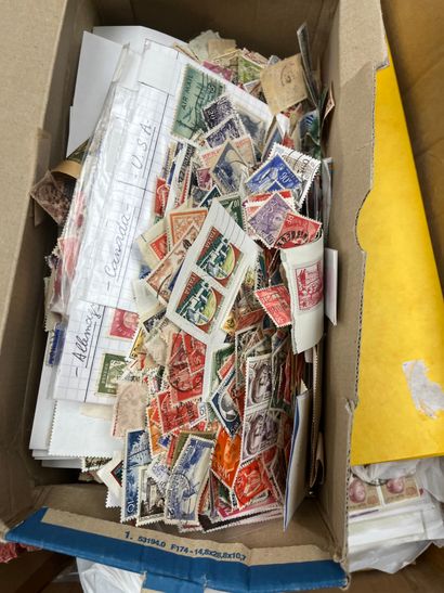 null 1 CartonVrac de timbres du Monde dont Maroc, France à l'unité, découpe de courrier...