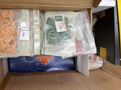  1 CartonVrac de timbres du Monde dont Maroc, France à l'unité, découpe de courrier...