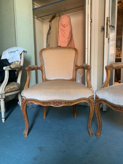 null Pair of armchairs in the Louis XV style 

In molded natural wood, the armrests...