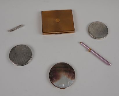 null 1 set of 4 compacts, 1 Nikkimoto pen and a Nikkimoto brooch