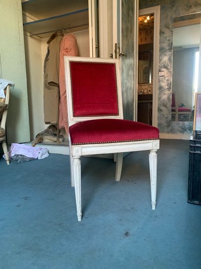null Six chaises de style Louis XVI 

En bois teinté blanc reposant sur des pieds...