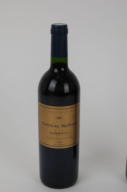 null 2 bouteilles Château NOTTON - Margaux 1997 

Etiquette légèrement marquées.

Expert...