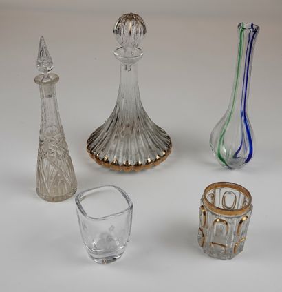Une manette d'objets en cristal et verre...