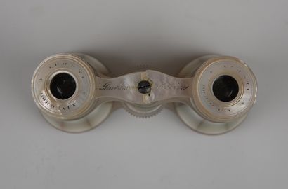 null A pair of mother-of-pearl theater binoculars signed Grosti 

Accident to the...