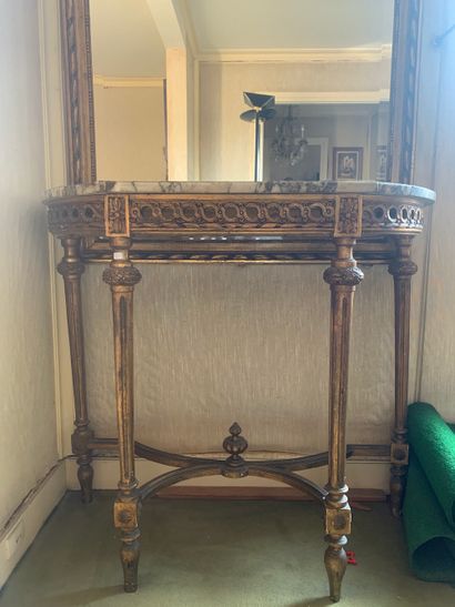 null Louis XVI style console

In gilded wood, resting on 4 fluted feet. 

Breche...