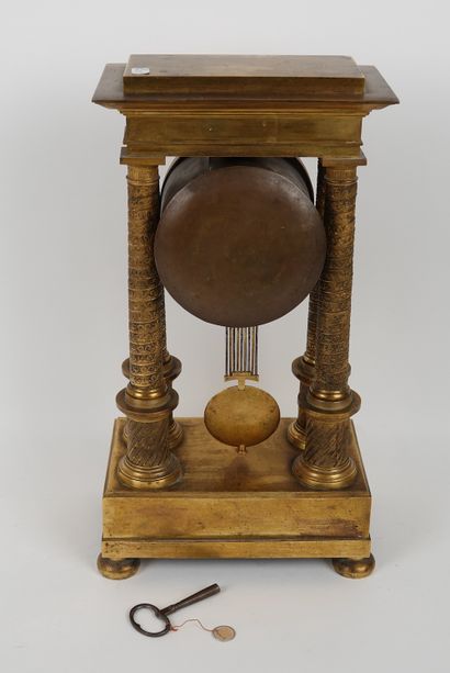 null Portico clock signed Chambelain in Rheims, 19th century

Gilt bronze and enamelled...