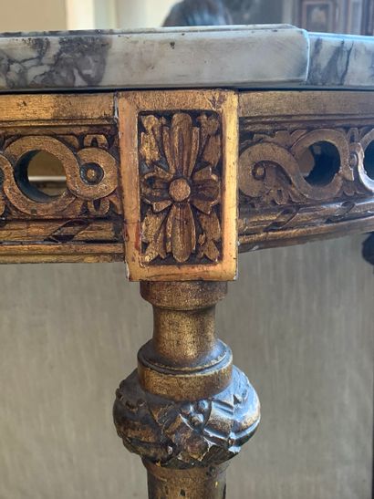 null Louis XVI style console

In gilded wood, resting on 4 fluted feet. 

Breche...