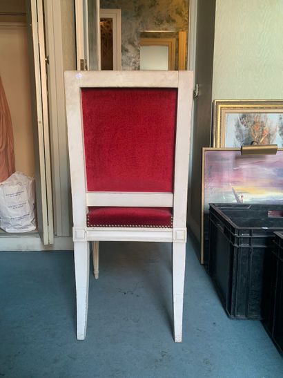 null Six chairs of Louis XVI style 

In white stained wood resting on fluted legs.

Chips,...