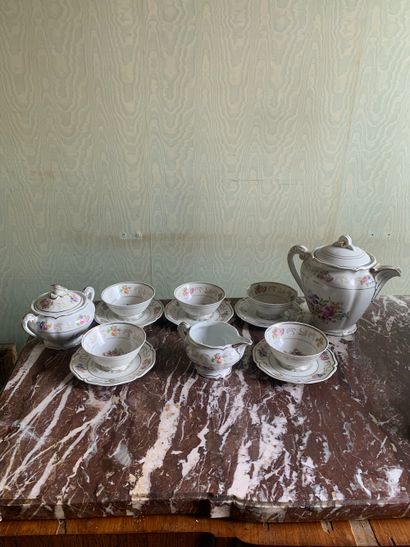 null Part of service in porcelain of Limoges: 5 teacups, 9 saucers, 1 teapot and...