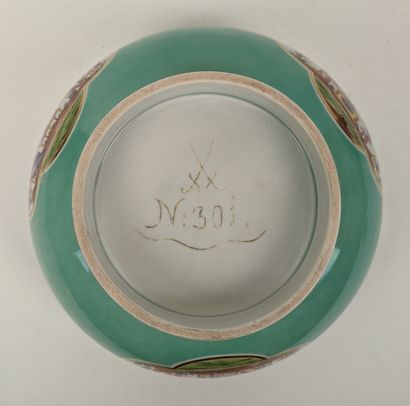 null Coupe en porcelaine européenne décor au chinois

H 14, Diam 33 c 

Légers f...