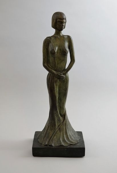 null 20th CENTURY FRENCH SCHOOL, Naked draped woman, bronze with green patina, numbered...
