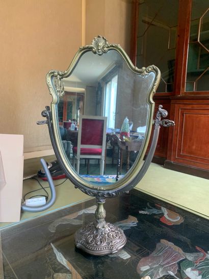 null Miroir de toilette en métal argenté dans le goût rocaille.

H 51 cm