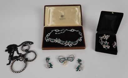 null Lot de bijoux fantaisie dont

1 collier, 2 broches, 2 paires de pendants d'...