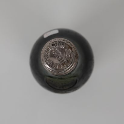 null 3 bottles Château HAUT BRION - 1st GCC Graves 1970

Stained labels. 2 mid-medallion...