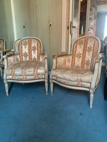 null Paire de fauteuils de style Louis XVI 

En bois teinté blanc, doré, moulurés,...