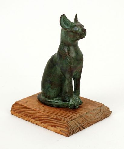 null Statuette représentant la déesse Bastet sous forme de chat, ornée d’un collier

Bronze...