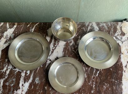 null Three small plates and a bowl in silver

Minerva mark. 

Weight :