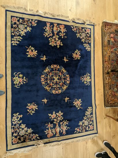 null 
Deux tapis d’Orient

Dimensions 300 x 230 cm et 250 x 180 cm 