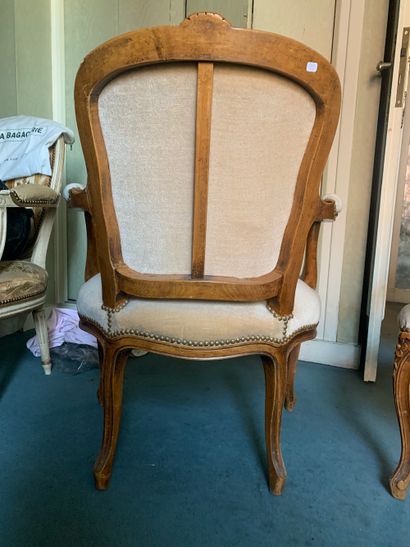 null Paire de fauteuils de style Louis XV 

En bois naturel mouluré, les accotoirs...