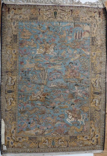null Large oriental carpet, Caucasus, decorated with a hunting scene

210 x 145 ...