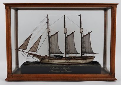 null Marine. Presentation model of a 3-masted ship in carved and painted wood

XX°...