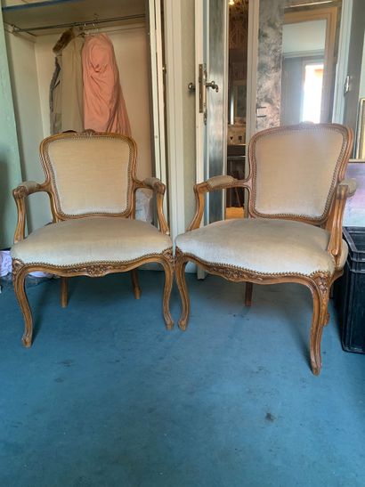 null Paire de fauteuils de style Louis XV 

En bois naturel mouluré, les accotoirs...