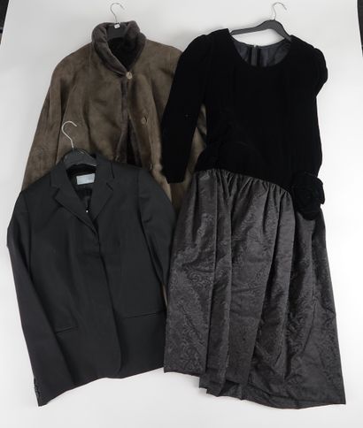 null A handful of women's clothing 

Including jackets and coats

Size 44 approx...