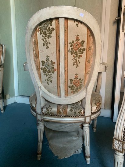 null Paire de fauteuils de style Louis XVI 

En bois teinté blanc, doré et mouluré...