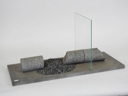 null Nissim MERKADO (born in 1935)

UNTITLED

Steel, gravel, granite and glass. 57...