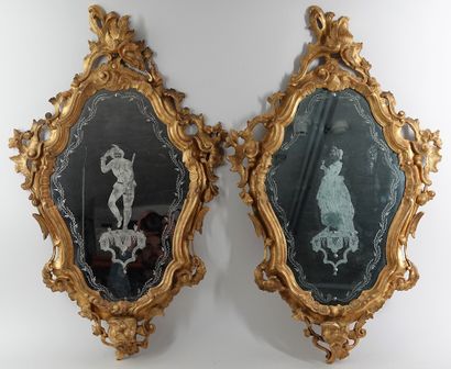 null Paire de miroirs églomisés de forme violonée en bois stuqué, sculpté et doré,...
