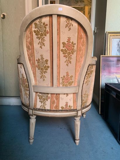 null Pair of armchairs in the Louis XVI style 

In white stained wood, gilded, molded,...