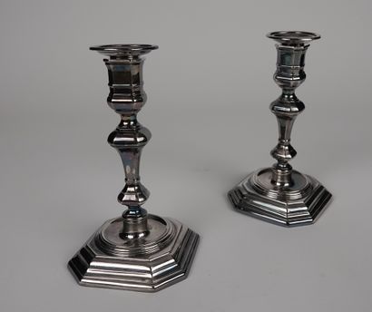 null Pair of candlesticks in silver plated metal 

H 15 cm approx.