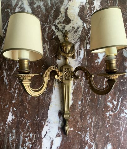 null Pair of Louis XVI style sconces 

In gilt bronze, with two arms of light connected...
