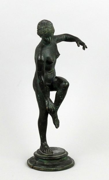null Aphrodite détachant sa sandale reposant sur un piédouche

Bronze 26 cm

XIXème...