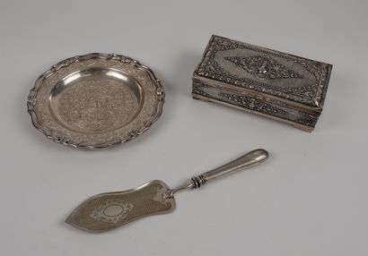 null 1 set of foreign silver objects including a tray, a pie server and a small ...