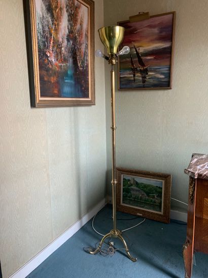 null Floor lamp in metal, modern work, fluted shaft, resting on 3 feet.

H : 175,5...