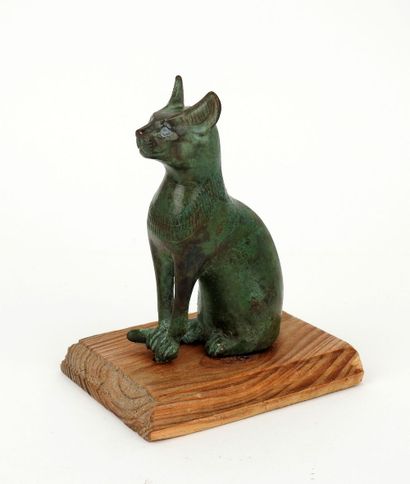 null Statuette représentant la déesse Bastet sous forme de chat, ornée d’un collier

Bronze...