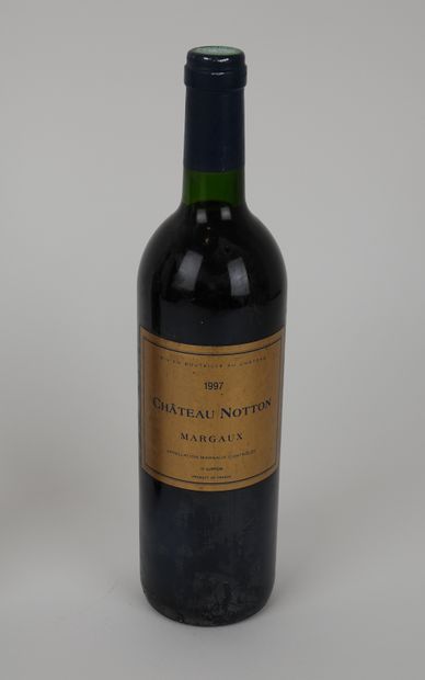 null 2 bottles Château NOTTON - Margaux 1997 

Label slightly marked.

Expert Ambroise...