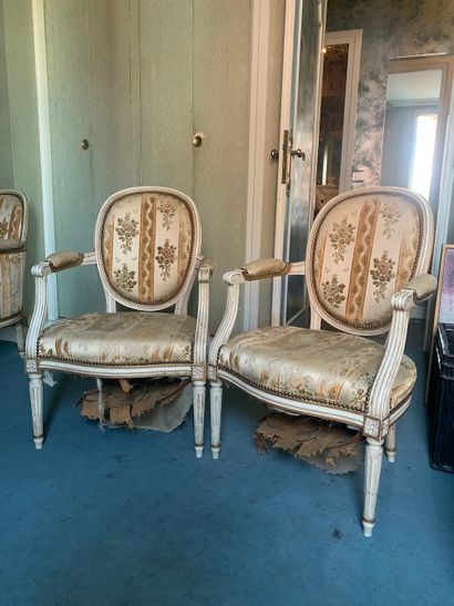 null Paire de fauteuils de style Louis XVI 

En bois teinté blanc, doré et mouluré...
