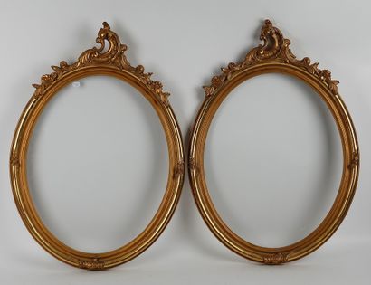 null Pair of oval frames in stuccoed and gilded wood topped by a pediment decorated...
