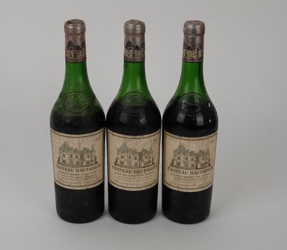 null 3 bottles Château HAUT BRION - 1st GCC Graves 1970

Stained labels. 2 mid-medallion...