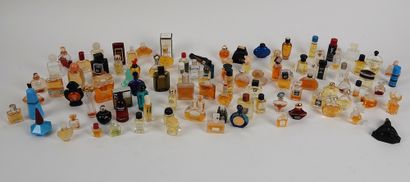 null Collection de miniatures de flacons de parfum

Environ une centaine de flacons...
