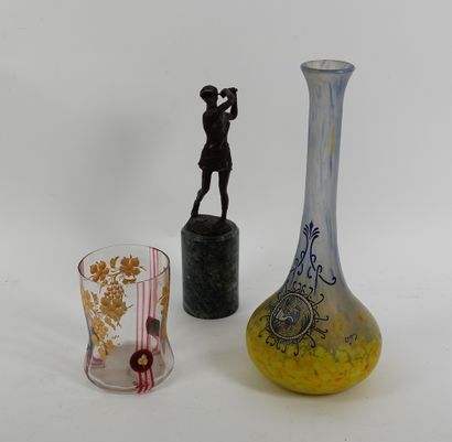 null Lot of 3 objects including a vase soliflore, a glass and a sculpture representing...