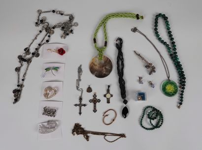 null Lot of costume jewelry including necklaces, pendants, brooches, earrings, bracelets...