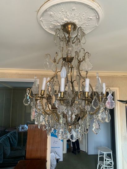 null Gilded bronze chandelier with nine arms of light, decorated with pendants. 

Accident...