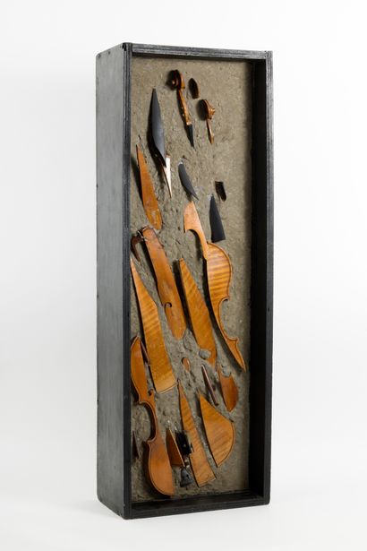 ARMAN (1928-2005) Stèle de violon, 1973
Inclusion dans ciment avec coffre en bois
Pièce...