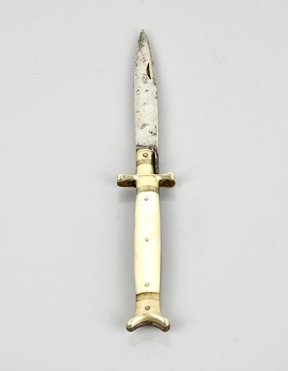 null Antique knife with lock, mother-of-pearl plate; 10,5 cm blade. Good condition,...